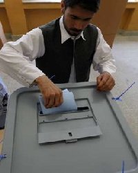 Afghans tally vote amid fraud fears 