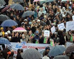 Moroccans march to seek change 