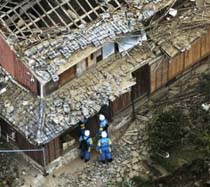 Powerful Quake Hits Southern Japan, 155 Hurt