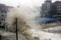 Chinese Evacuate as Typhoon Threatens Shanghai