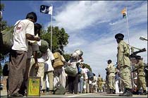 Freed Indian, Pakistani Prisoners Cross Wagah