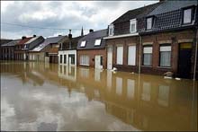 500 thought dead in Hungary heatwave as Britain floods